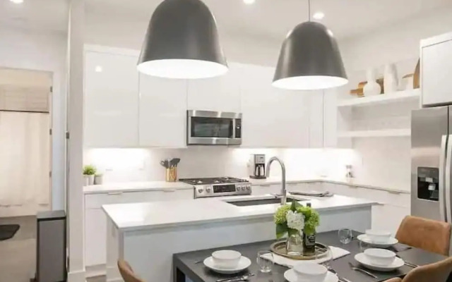 Spacious 4BR Minutes From Broadway- Sleeps 14