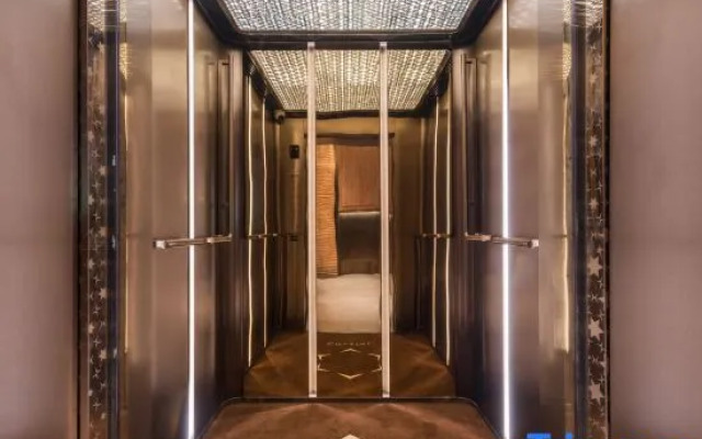 Crystal Orange Shanghai Hongqiao GuoZhanZhongXin Minbei Road