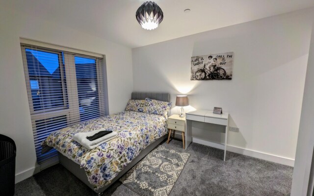 Charming 4-bed House in Newport
