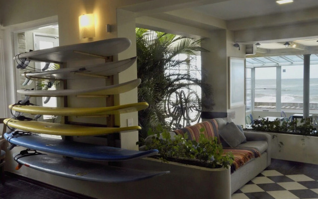 Alevines Playa el Emir Hostel & Suites