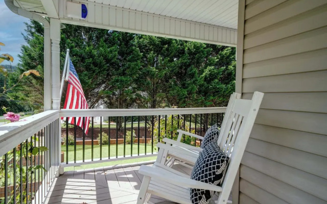 Sunset View 3 BDR Close to Downtown!