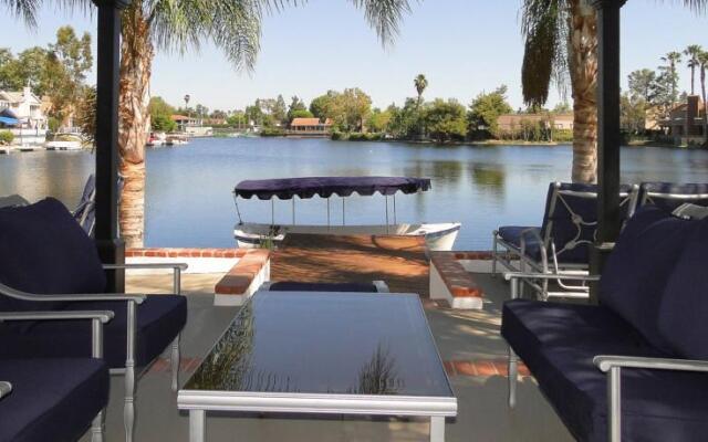 Luxury 4-Bedroom Lakefront Villa with Boat near Laguna Beach and Irvine