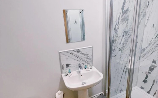 Stunning 8-bed House With Sea & Beach Views