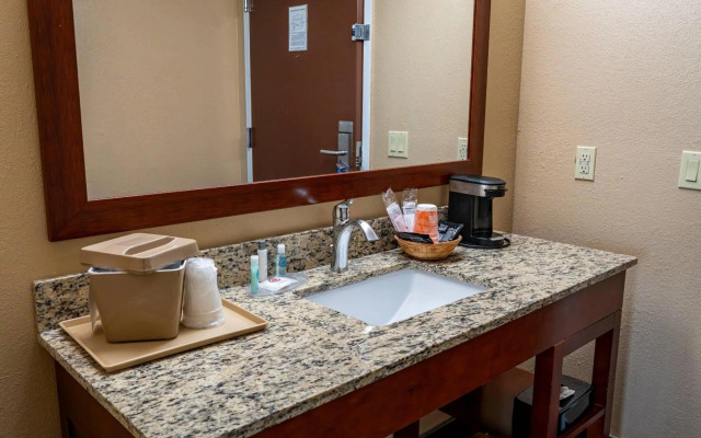 Comfort Inn & Suites Lakeland North I-4
