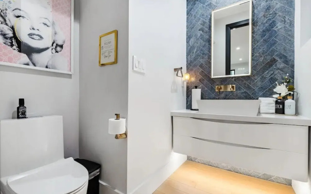 Luxury Clarendon 4-BR Homestay - McVeigh