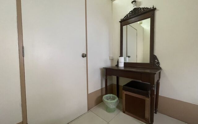 OYO 75494 President Apartment