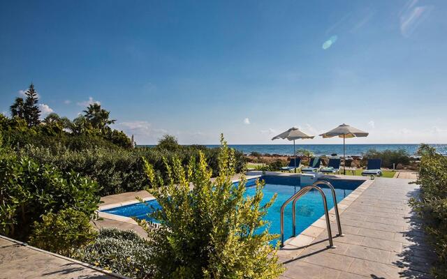 Villa Suri, Luxury Seafront Villa