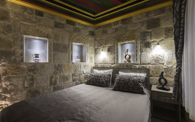 Bedrock Cave Hotel - Adults Only