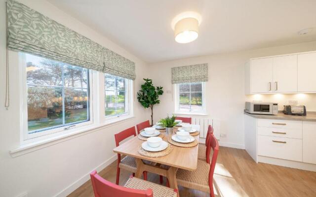 At The Bay: Quintessential Cottage in St Andrews