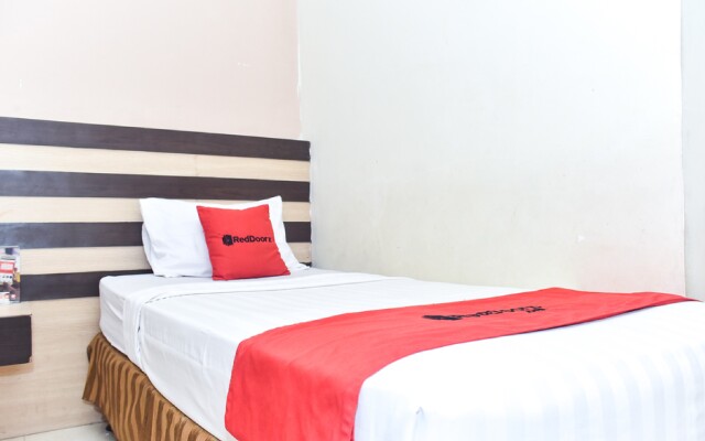 Reddoorz Plus near Makassar Town Square