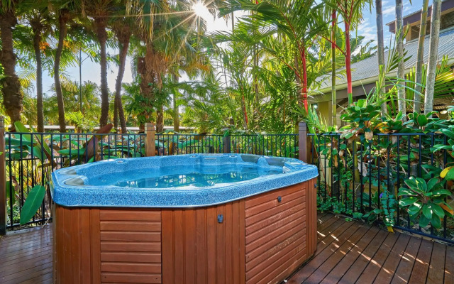 Trinity Beach Club Holiday Apartments