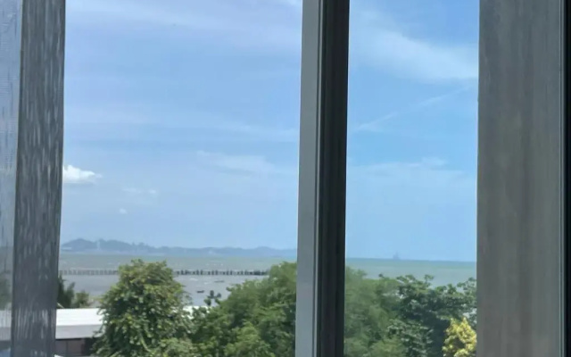 The Blu X Bangsaen Miracle Seaview(Top floor)