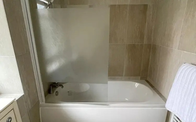 3-bed House - Garden & 30 Mins to Central London