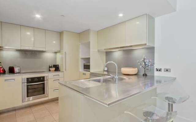 Viaduct Marina Executive -Parking & Pool