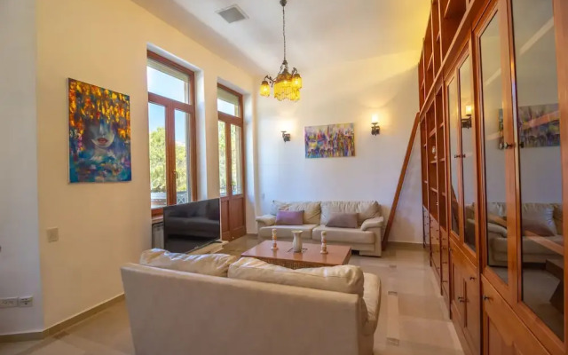 Art apartment in Mamila