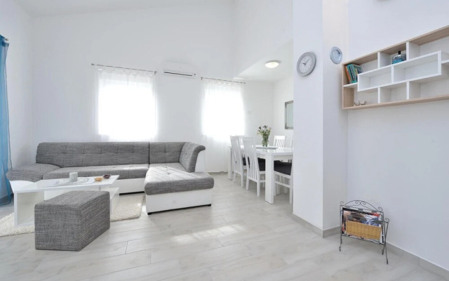 Amazing Home in Vrsi-mulo With Wifi and 2 Bedrooms