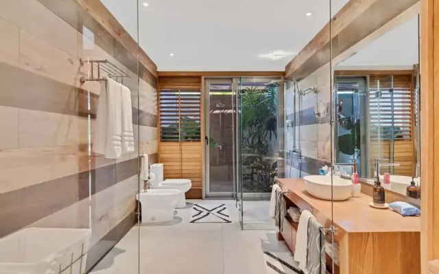 Modern Oasis Stunning Views of Golf Course River