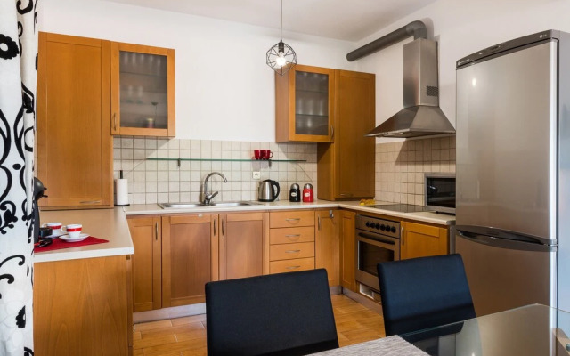 Dream Lux Flat with Great Outdoor Pool & Parking