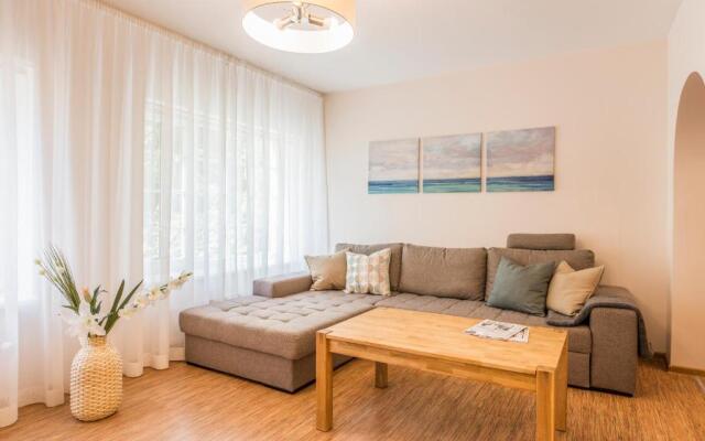 Cozy Holiday Home. Beautiful Garden. 200m Beach