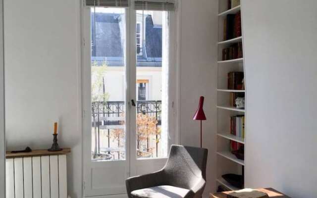 Modern Studio In Paris With Balcony