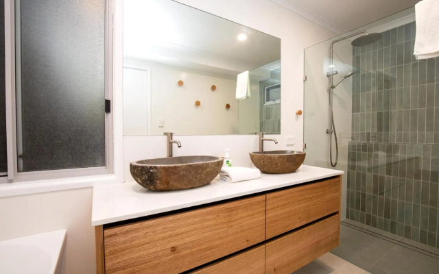 Surf Gums + Sleeps 8 + Pet Friendly + Ocean Views