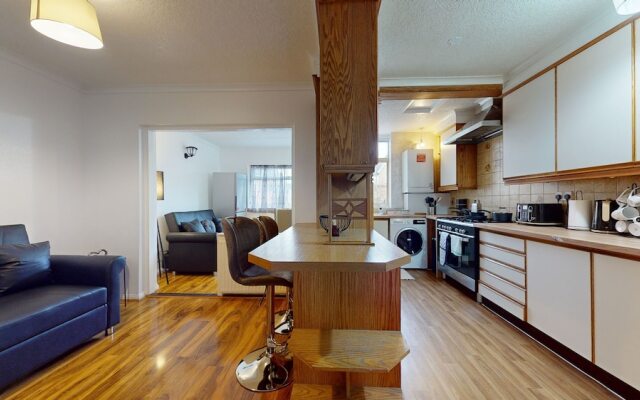 Dagenham - 4 Beds - Sleeps 8 - Wifi