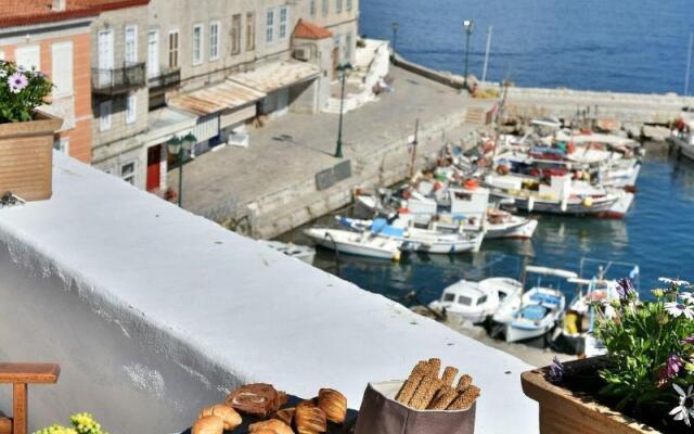 Douskos Port House