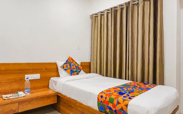 Fabhotel Royal Palace Inn