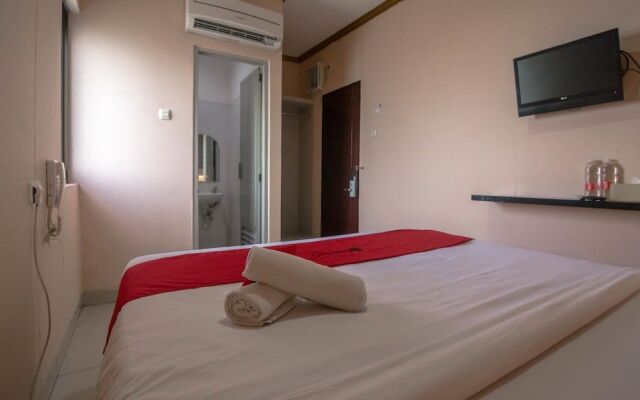 RedDoorz near RS Husada