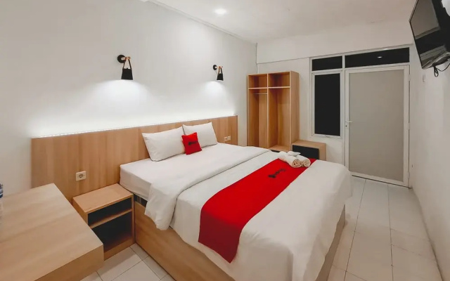 RedDoorz at Grand Mirza Near Pasar Grosir Batik Setono Pekalongan