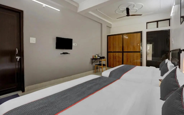 Oyo Townhouse 1082 Holidayy Inn