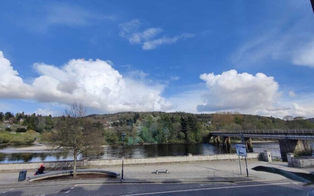 Stunning River View 2-bed Apartment in Perth
