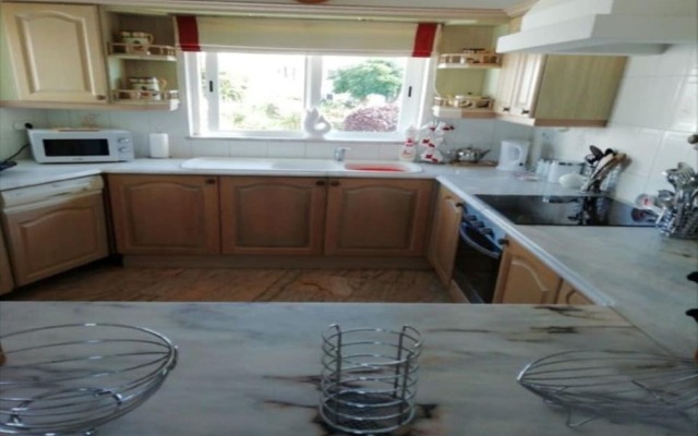 3 Bed Villa, Sleeps 6, Free WiFi, Quiet Location