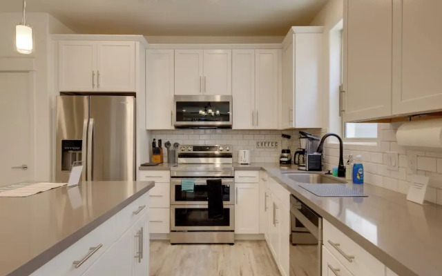 Community Perks: Executive Chandler Townhome