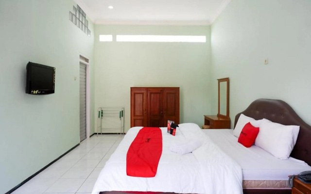 RedDoorz Plus near Stadion Wijaya Kusuma