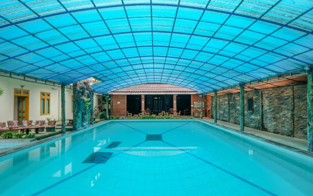 Hotel Savitri Country