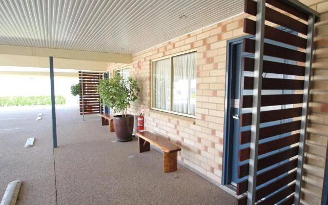 Midlander Motor Inn