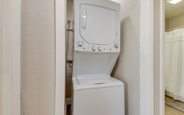 6 Mi to At&t Stadium: Grand Prairie Apt w/ Balcony