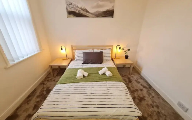 Large 3 Bed Flat Free Parking