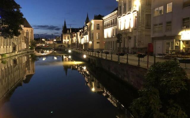 studio medieval city center at river de Leie
