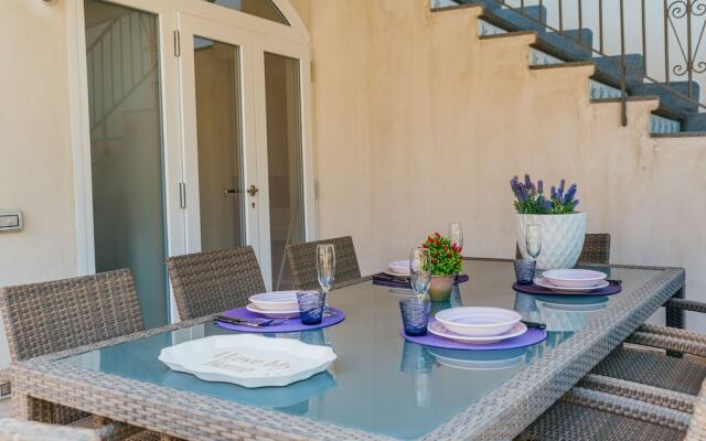 Spacious Villa with 4 rooms, pool, solarium & garden