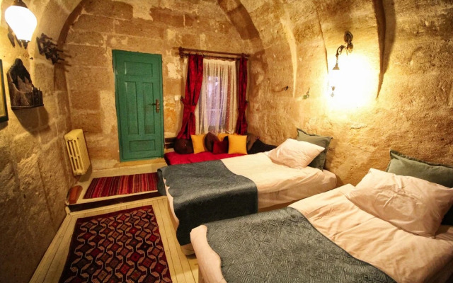 Patisca Cave House