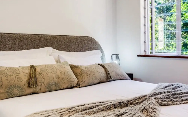 Unwind at Contemporary Alanda Apartment