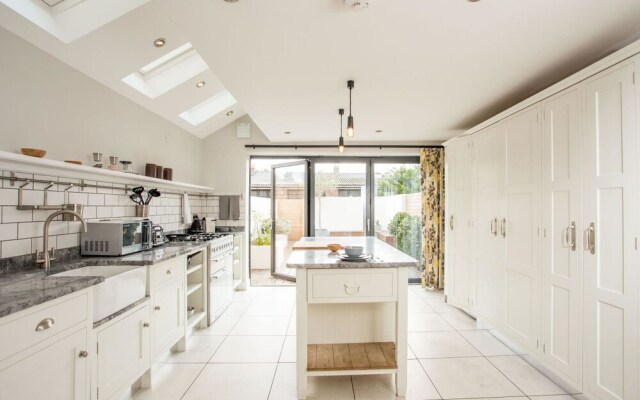 Modern 3 Bed Home in trendy Cambridge suburb