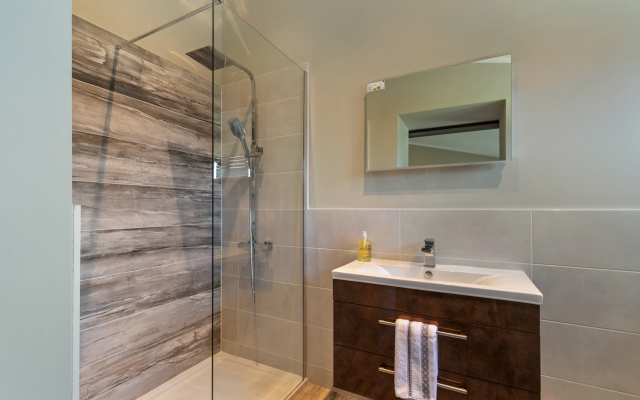 Dewin Bach - Luxury Lodge, Hot Tub, Close to Beach