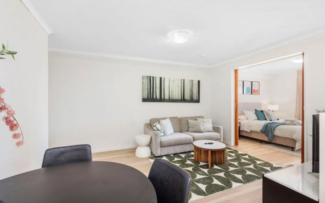 Spacious 1bdr Fast Wi-fi Near RAC Arena