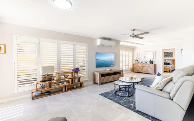 Sandy Beach House - Corlette Waterfront