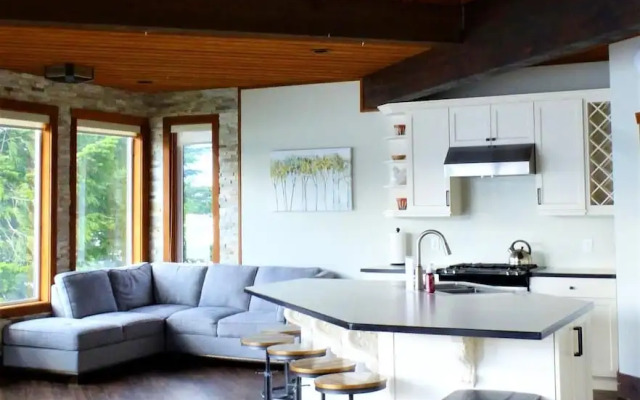 The Lodge on Harrison Lake