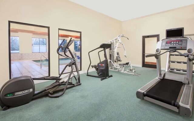 Baymont Inn & Suites Flint