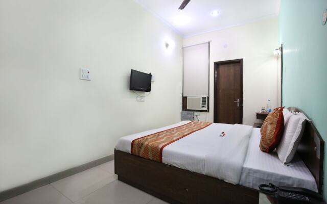 OYO 9056 Hotel Holiday Comfort